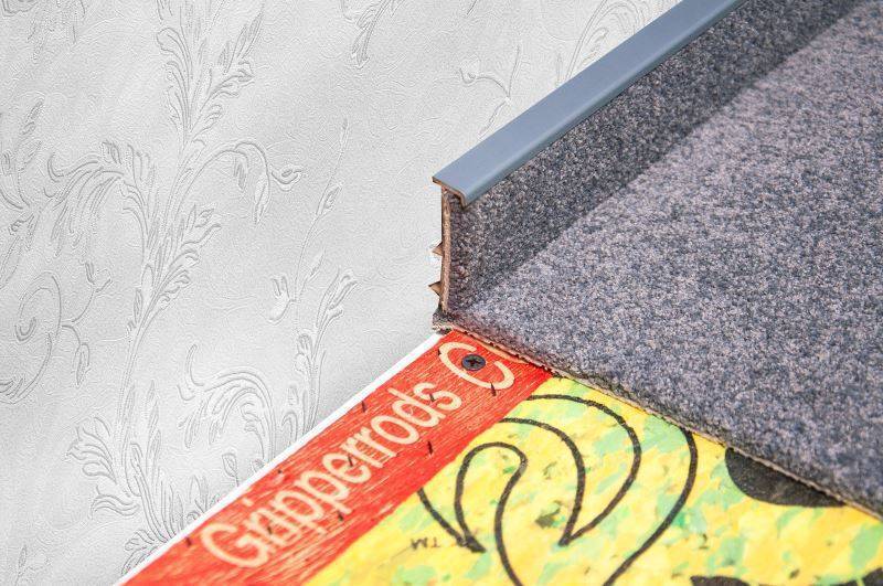 Плинтус для ковролина "Korner" Listwa графит (2500*13,8*50 мм) — купить в Перми