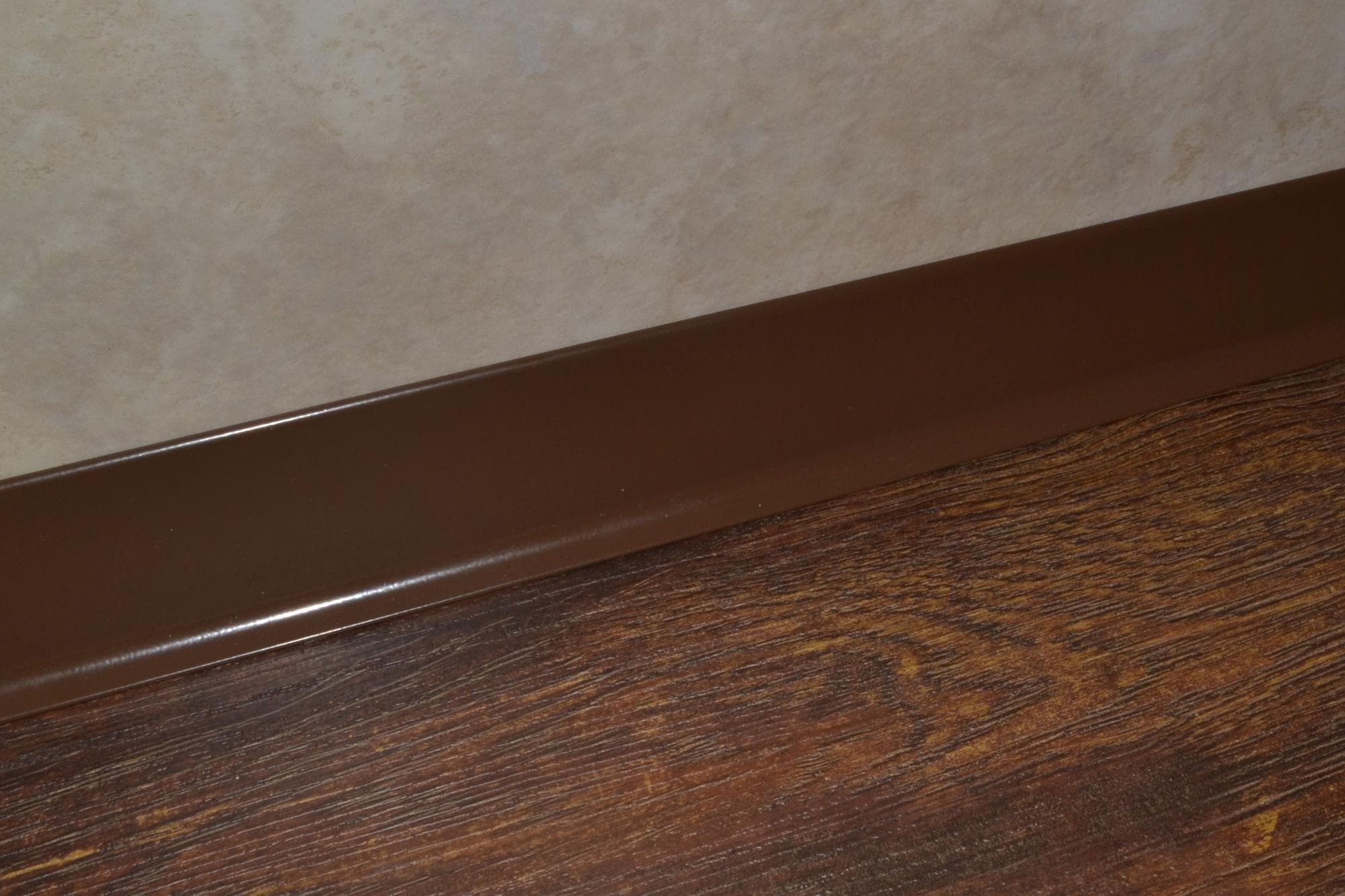 Плинтус алюминиевый L-образный шоколад (2500*11*60 мм) — купить в Перми